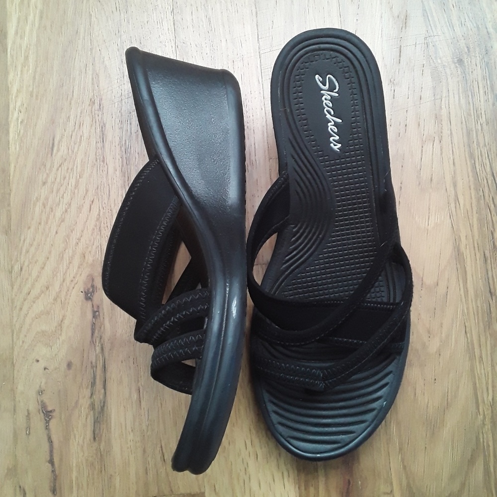 Black Sketchers flip flop small wedge heel
